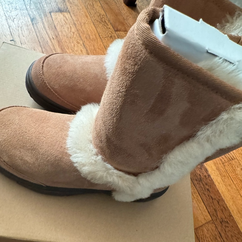SUNBURST UGGS BRAND NEW CONDITION SIZE 5 WOMENS Never worn